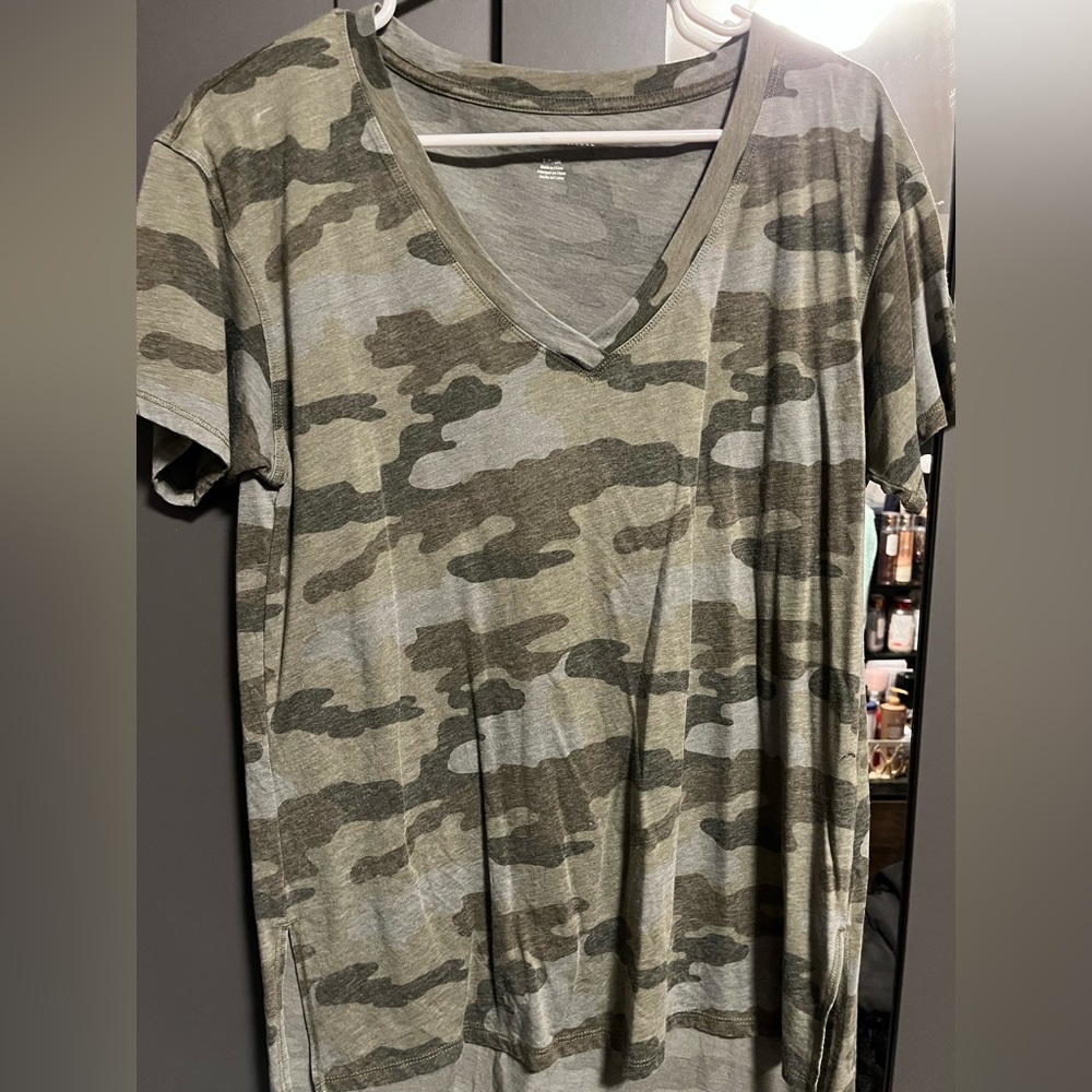 American eagle V neck top